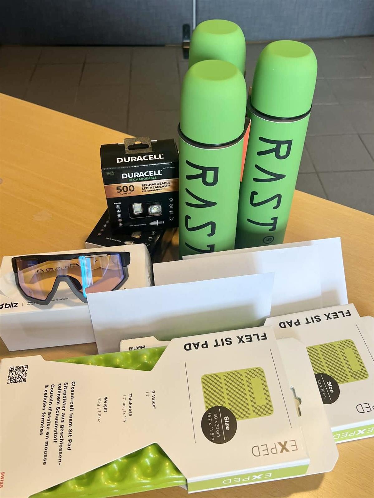 Drikkeflasker, sitteunderlag, solbriller som er premier i sykle til jobben kampanjen. Foto - Klikk for stort bilde